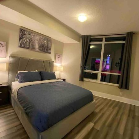Luxurious 1 Bedroom Den, 1 Bath Condo Square One มิสซิสซอกา ภายนอก รูปภาพ