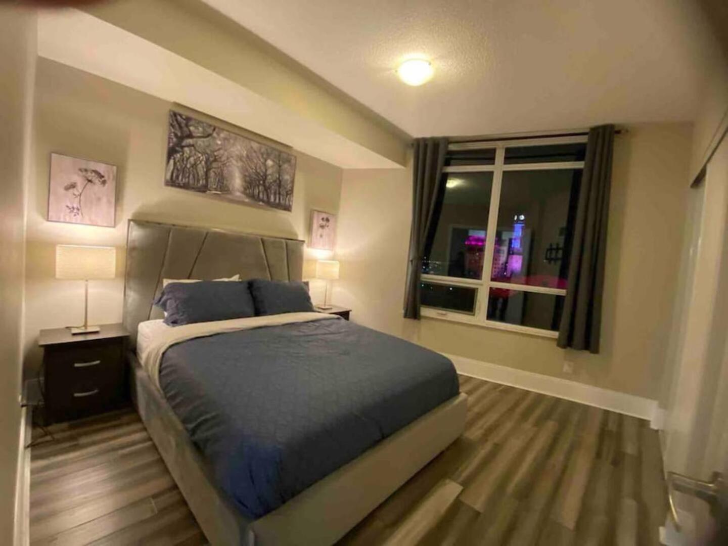 Luxurious 1 Bedroom Den, 1 Bath Condo Square One มิสซิสซอกา ภายนอก รูปภาพ
