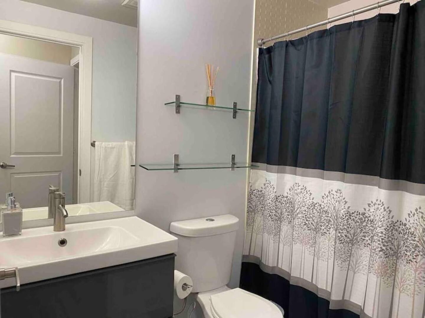 Luxurious 1 Bedroom Den, 1 Bath Condo Square One มิสซิสซอกา ภายนอก รูปภาพ