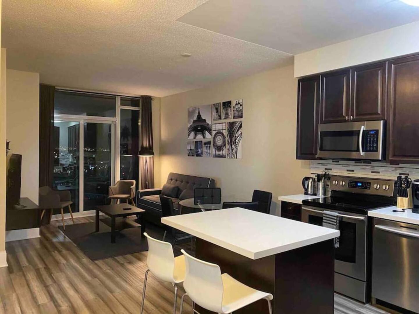Luxurious 1 Bedroom Den, 1 Bath Condo Square One มิสซิสซอกา ภายนอก รูปภาพ
